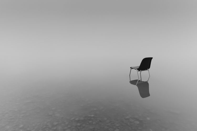 foto en blanco y negro de silla en rio