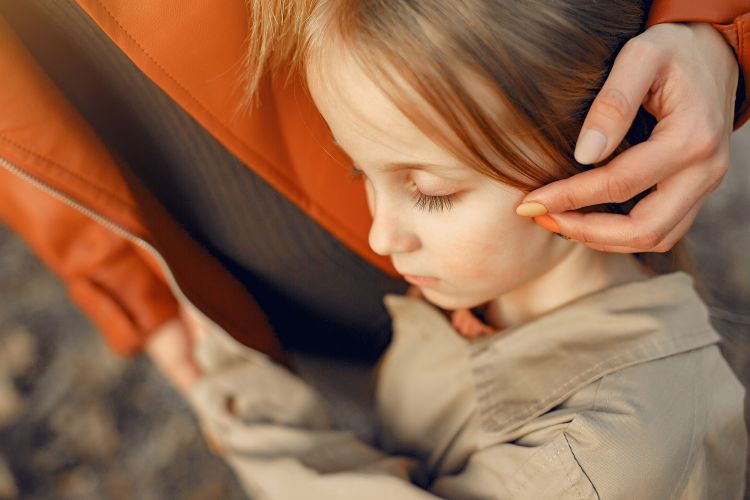 hija abrazada a su madre