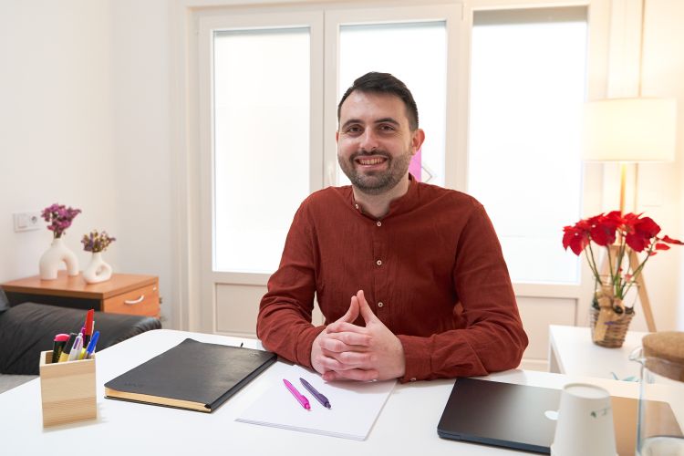 profesional javier mirando a cámara sonriente