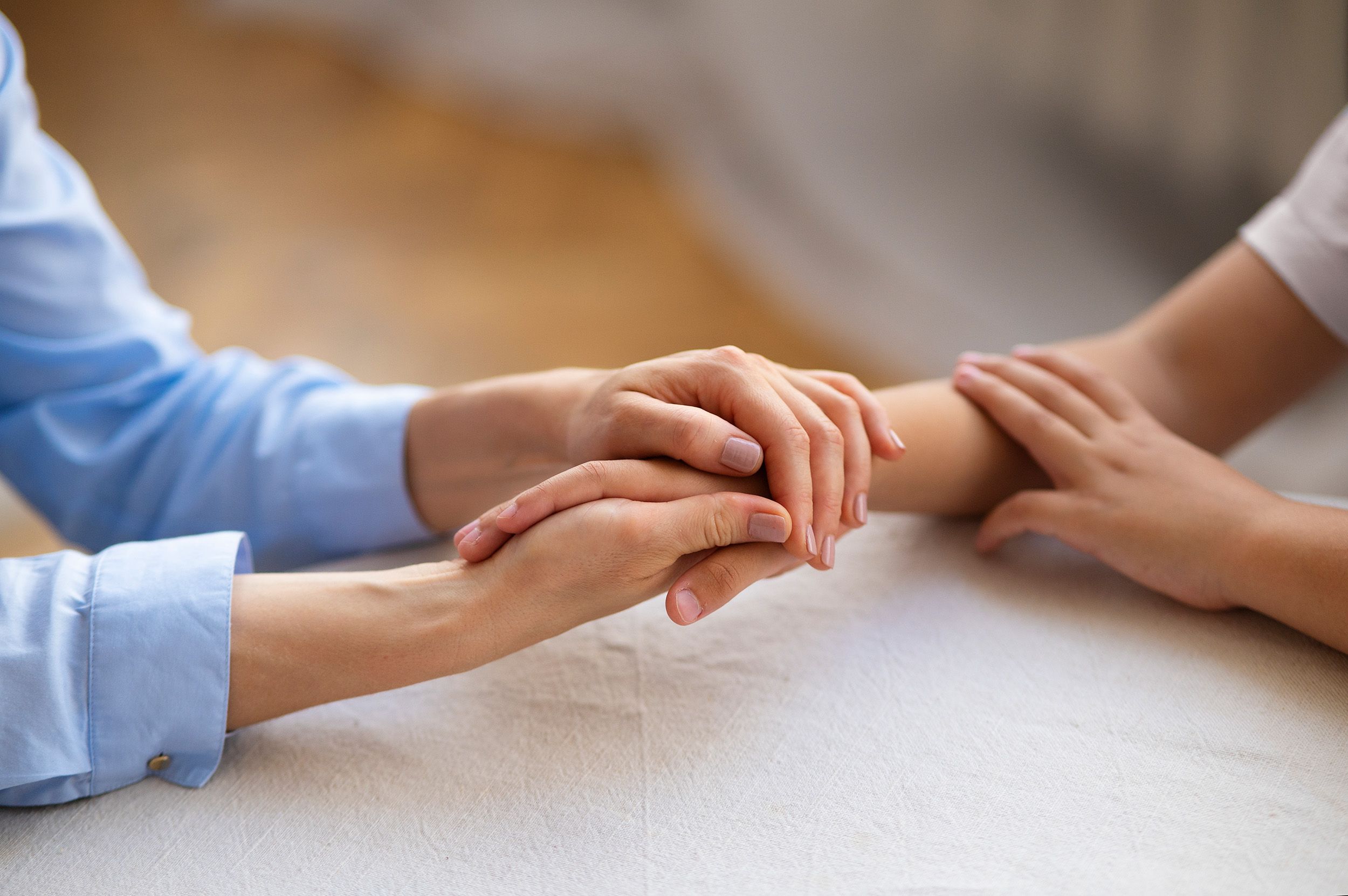 dos personas cogiéndose de las manos