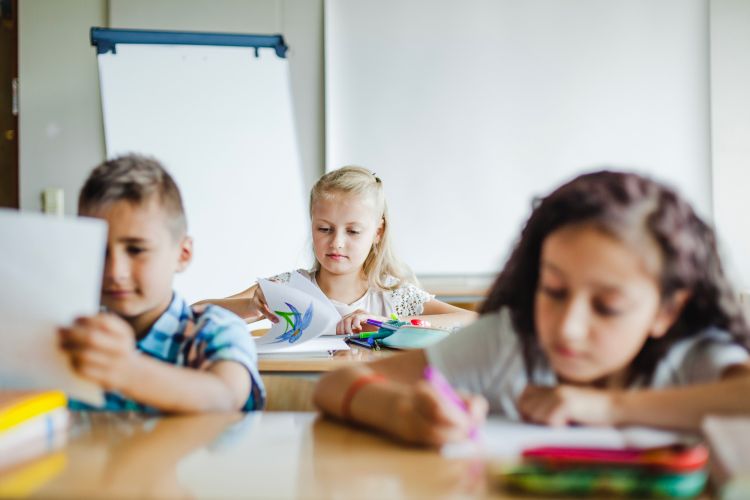 niños escribiendo en clase