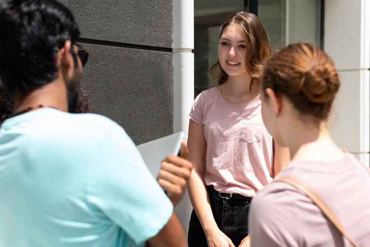 chicos en la calle sonriendo