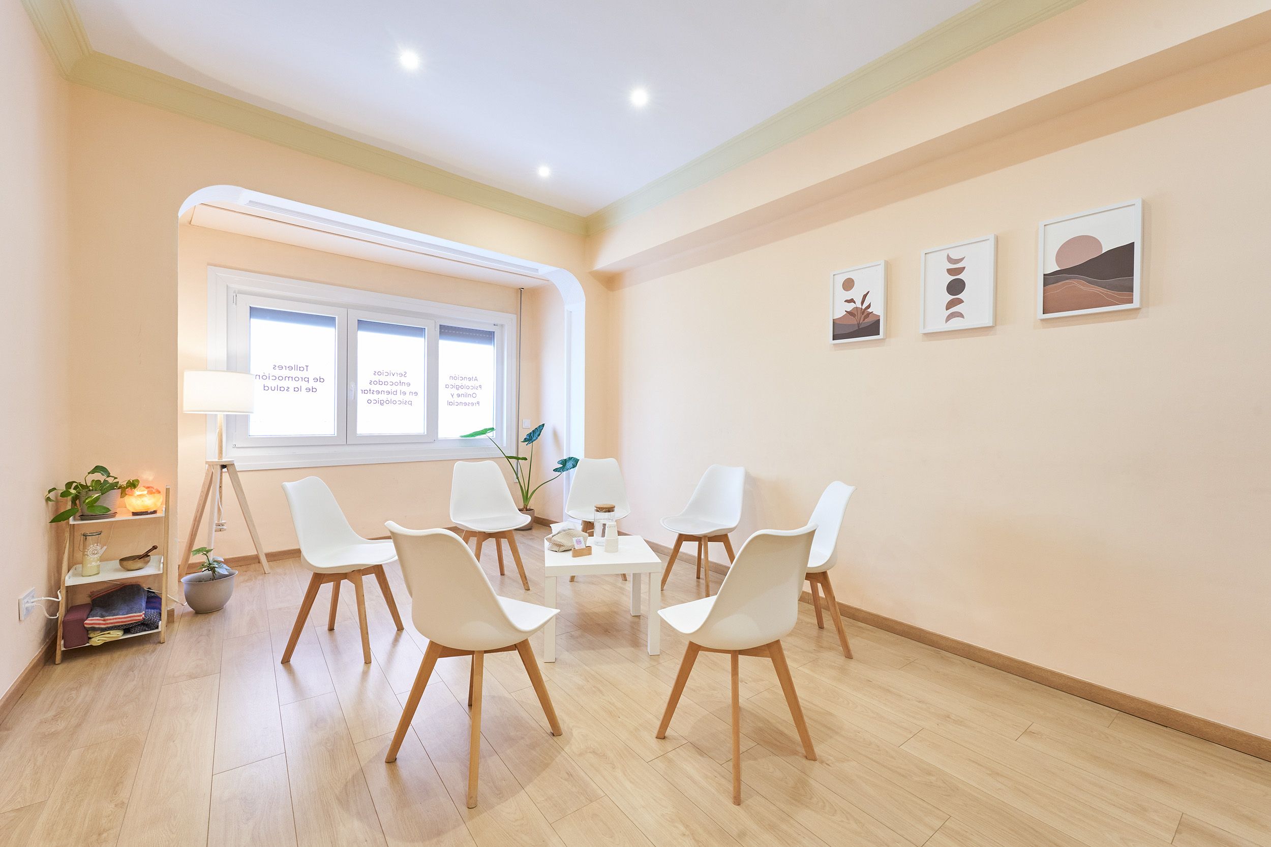 Sala despacho de Teruel con sillas en círculo