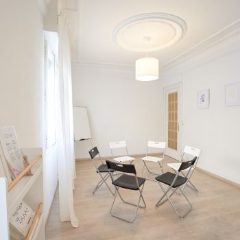 Sala de espera con sillas en circulo en Zaragoza